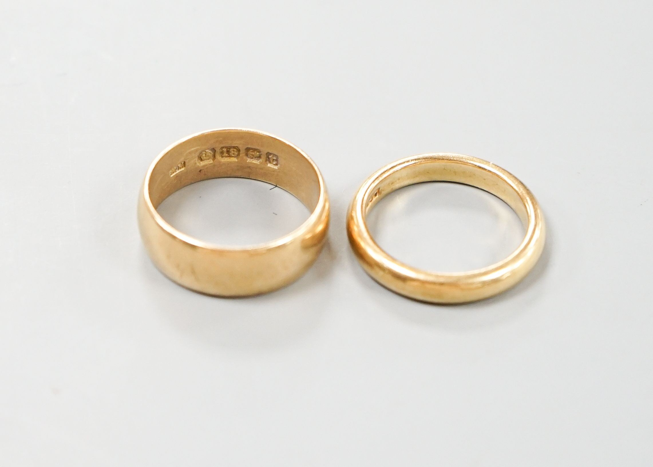 Two 18ct gold wedding bands